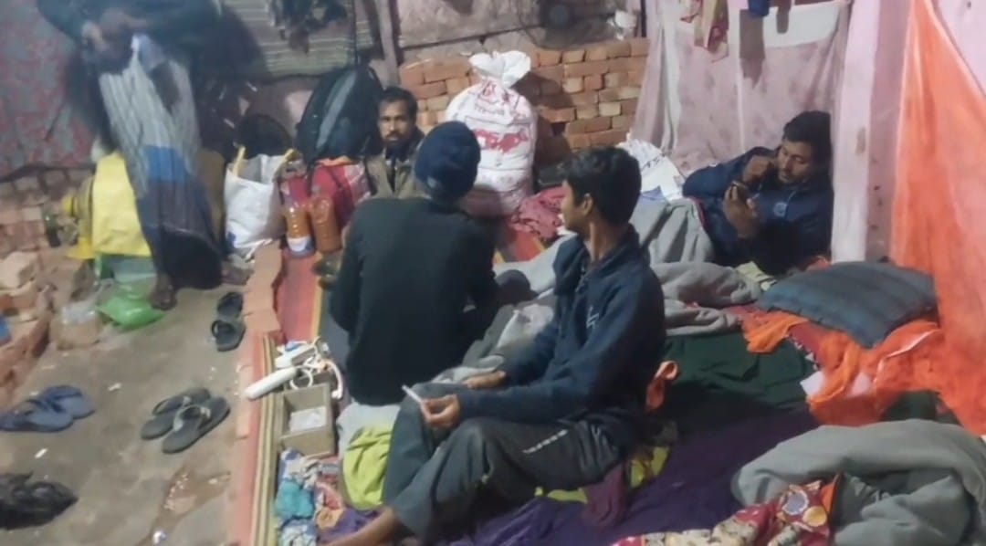 ইট ভাটায় কাজ করতে যাওয়া দুই নারীসহ ২০ শ্রমিককে বন্দি রাখার অভিযোগ